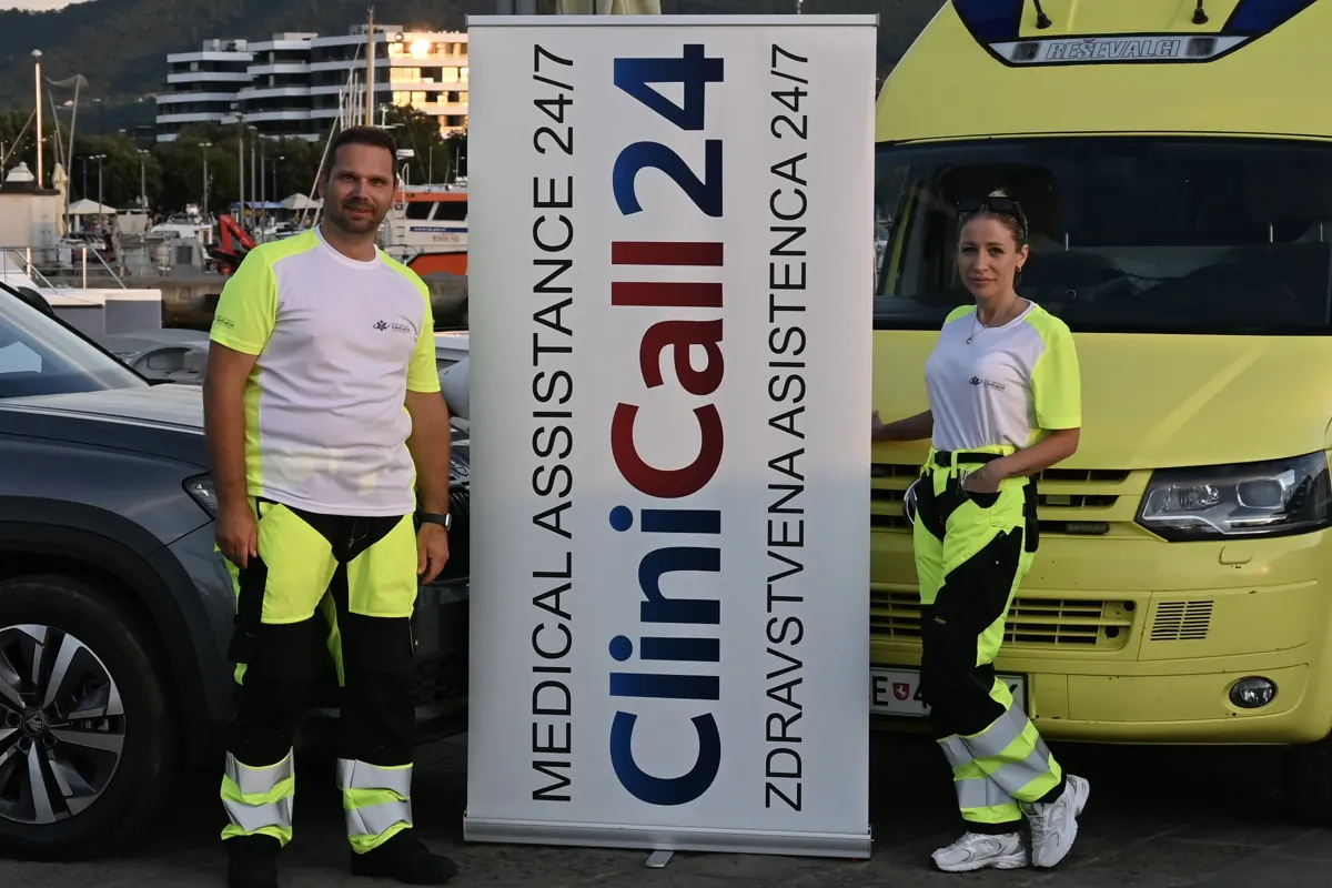 Ekipa CliniCall24 ob vozilih